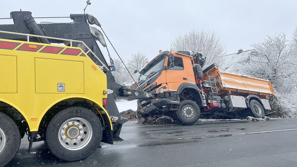 Ein Bergungsfahrzeug holt den verunfallten LKW des NLWKN aus dem Graben. Foto: Jurij Babanin