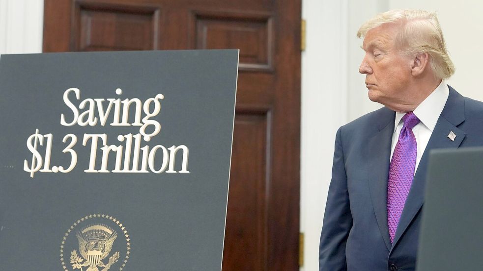 Trump verspricht sich große Einsparungen durch seinen Anti-Klima-Kurs. Foto: Evan Vucci/AP/dpa