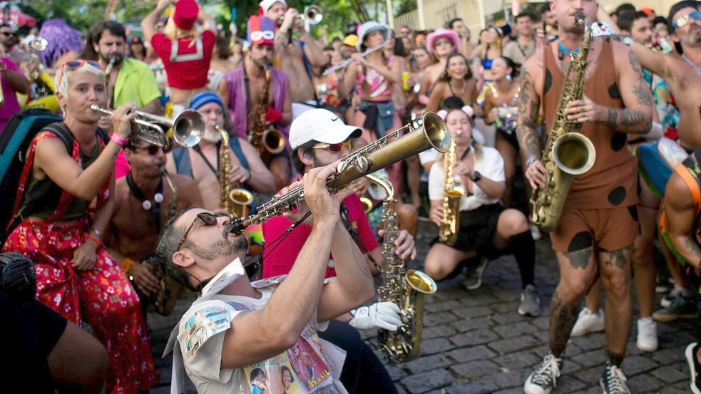 Beim Straßenkarneval ziehen dutzende Karnevalsgruppen durch die Straßen der Stadtteile. (Archivbild) Foto: Bruna Prado/AP/dpa