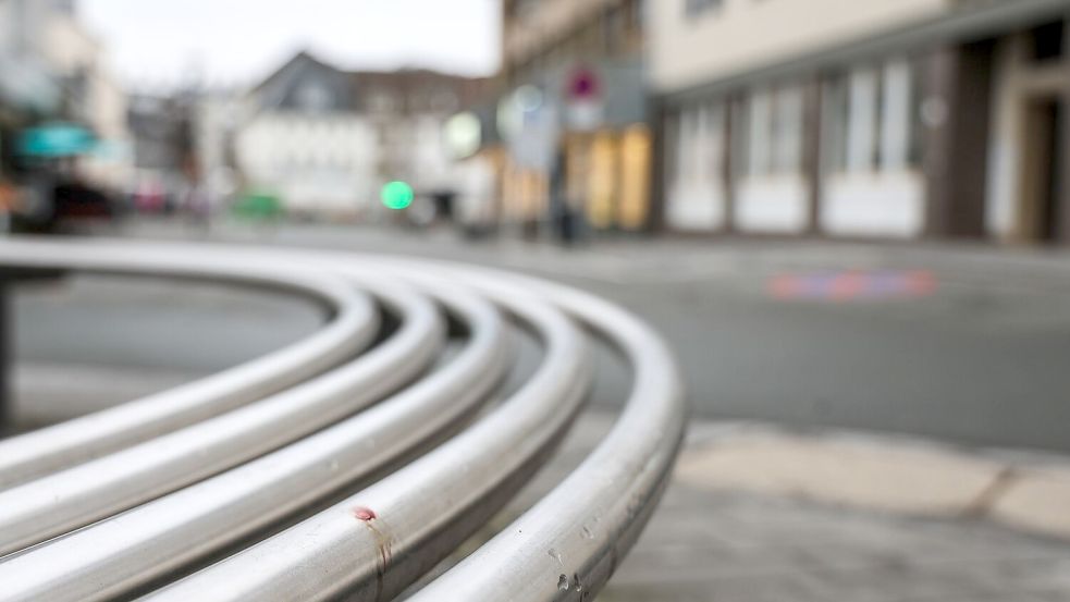 Nach der Tat waren Teile der Innenstadt von Meschede am Freitagmorgen gesperrt. Foto: Alex Talash