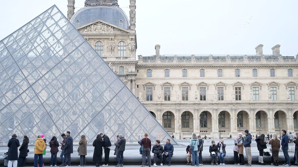Wegen des Verdachts auf Betrug mit falschen Eintrittskarten kam eine Person in Untersuchungshaft. (Archivbild) Foto: Thibault Camus/AP/dpa
