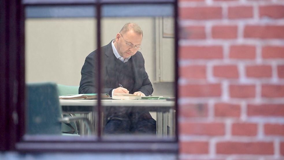 Verdi-Chef Frank Werneke vertiefte sich in Unterlagen. Foto: Michael Bahlo