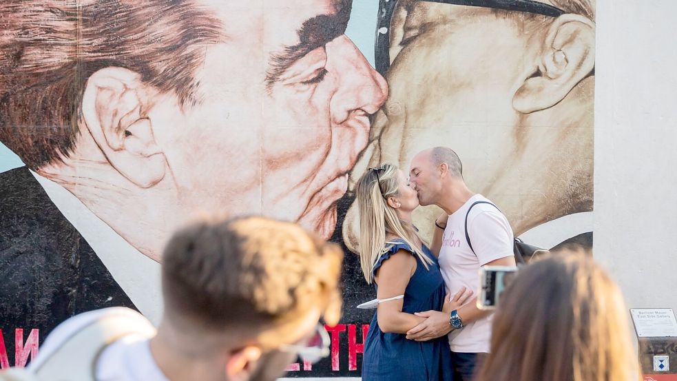 Einer der wohl bekanntesten Abschnitte der Berliner Mauer zeigt den Bruderkuss. (Archivbild) Foto: Christoph Soeder
