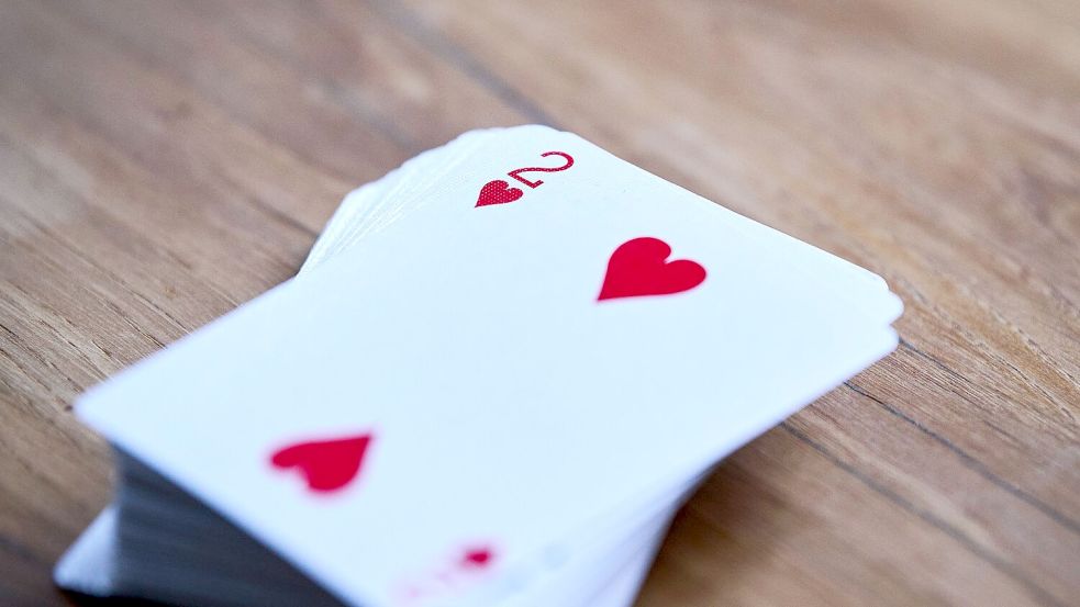 Seit dem 14. Jahrhundert fand das rote Herzsymbol auf Spielkarten Verbreitung. (Archivbild) Foto: Annette Riedl