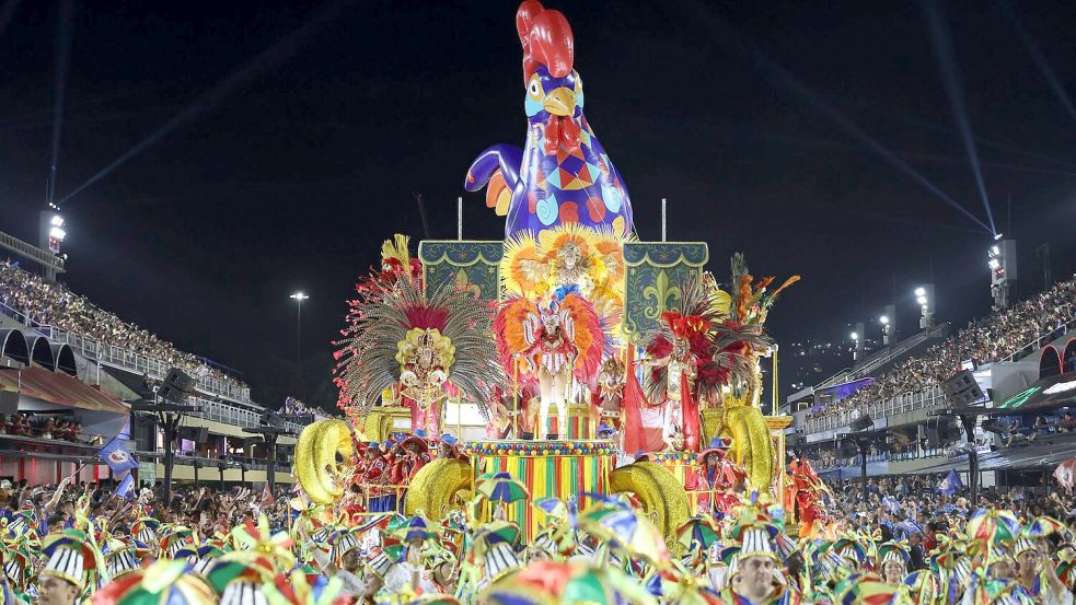 Tänzerinnen und Tänzer der Sambaschule „Inocentes de Belford Roxo“ treten im Sambodrom auf. Foto: Fernando Souza/dpa