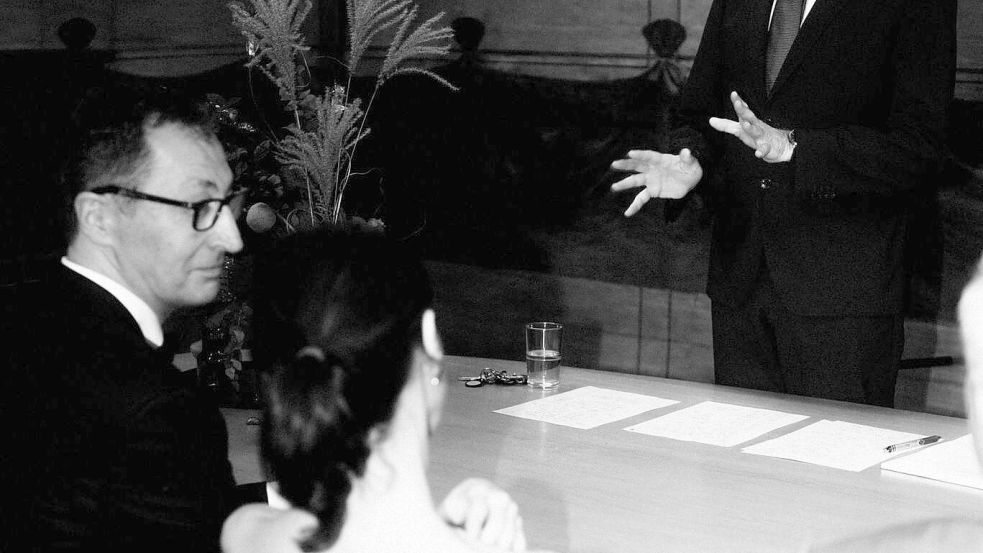 OB und Standesbeamter Palmer hält die nächtliche Traurede für das Brautpaar. Foto: Alwin Maigler/Team Cem Özdemir