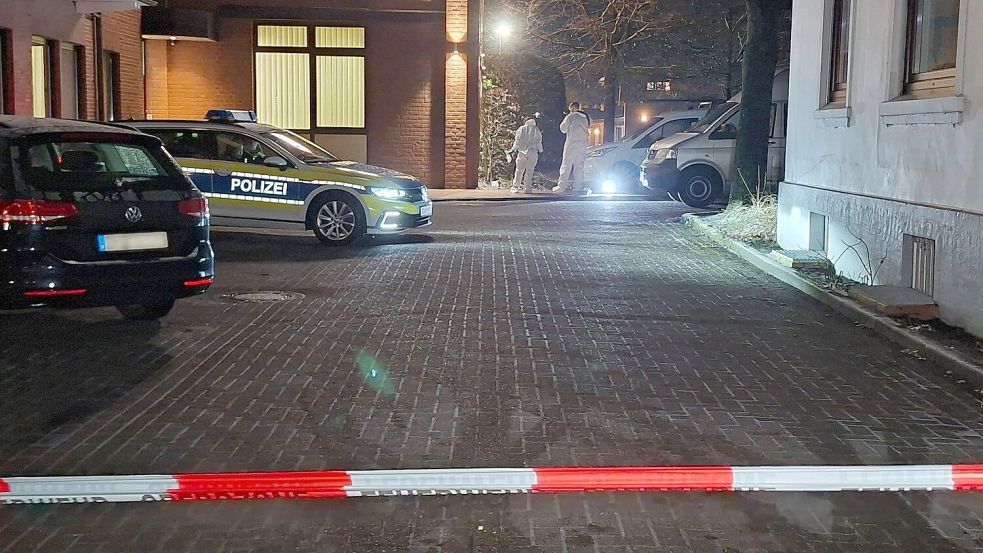 Ermittler suchen nach einem Bankeinbruch nach Spuren. Foto: Kai Moorschlatt/dpa