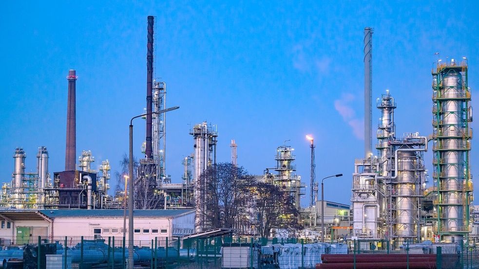 Die PCK-Raffinerie in Schwedt/Oder befürchtet negative Folgen für die Versorgung mit Sprit und Heizöl, falls US-Sanktionen in Kraft treten. (Archivbild) Foto: Patrick Pleul