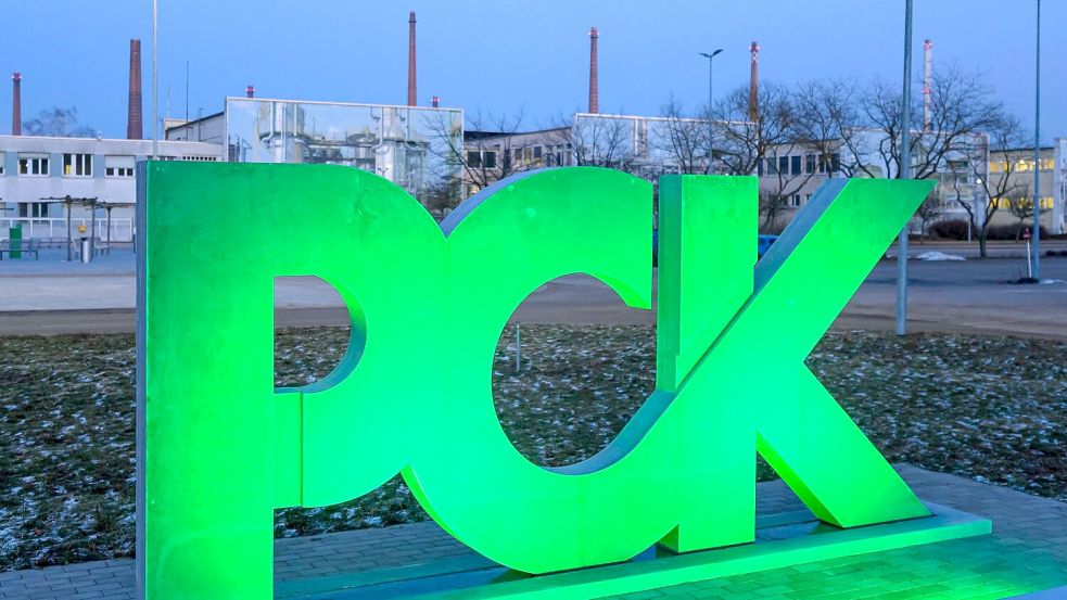 Die Leitung der Raffinerie PCK bittet die Bundesregierung um Unterstützung, damit US-Sanktionen ausbleiben. (Archivbild) Foto: Patrick Pleul