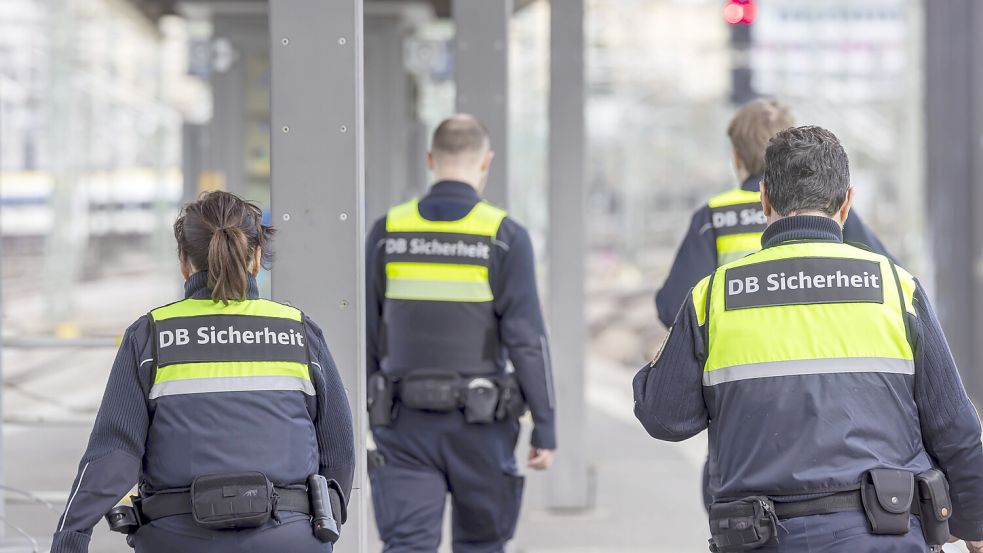 Mitarbeiter der Deutschen Bahn könnten demnächst mit Bodycams ausgestattet werden. Foto: IMAGO/Arnulf Hettrich