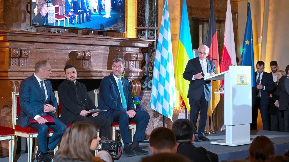 Stellvertretend für den Mut und die Kraft der Ukrainer im Krieg gegen Russland nahm Präsident Wolodymyr Selenskyj den Ewald-von-Kleist-Preis entgegen. Foto: Sven Hoppe