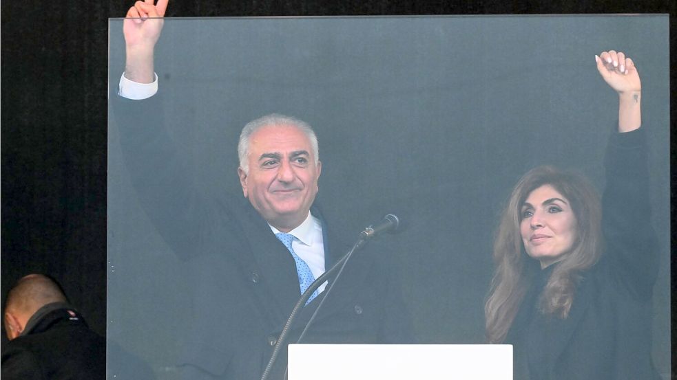Jubel gab es für Reza Pahlavi, den Sohn des gestürzten iranischen Schahs Mohammad Reza Pahlavi, der zusammen mit seiner Frau Yasmine bei der Groß-Demonstration auf der Theresienwiese in München auftrat. Foto: Felix Hörhager