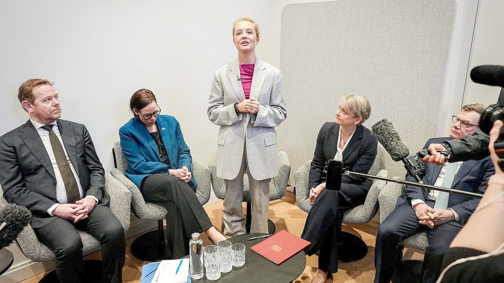 Bei einem gemeinsamen Auftritt am Rande der Münchner Sicherheitskonferenz präsentieren Außenminister Johann Wadephul und mehrere Kolleginnen und Kollegen gemeinsam mit Nawalny-Witwe Julia neue Erkenntnis zum Tod des Kremlkritikers Foto: Kay Nietfeld/dpa