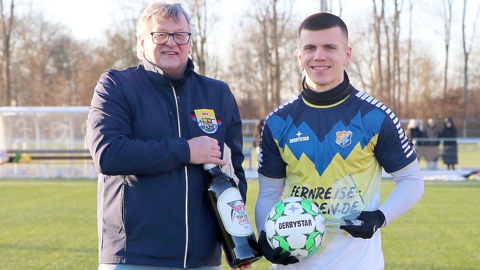 Ostfrieslands Fußball-Chef Winfried Neumann (links) ehrte vor dem Testspiel gegen Lammertsfehn Steenfeldes Traumtorschützen Jodan David Hüsgen. Foto: Niclas Jakobs/NFV