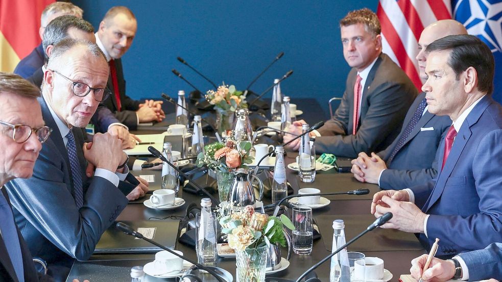 „Zwischen Europa und den Vereinigten Staaten von Amerika hat sich eine Kluft, ein tiefer Graben aufgetan“, konstatierte Kanzler Merz in seiner Rede bei der MSC. Später traf er sich dann mit US-Außenminister Marco Rubio. Foto: Liesa Johannssen/Reuters/Pool/dp