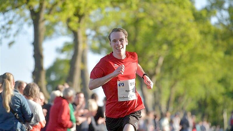 Das Foto zeigt Björn Klüver beim Zieleinlauf auf der fünften Ossiloop-Etappe. Foto: Klaus Ortgies
