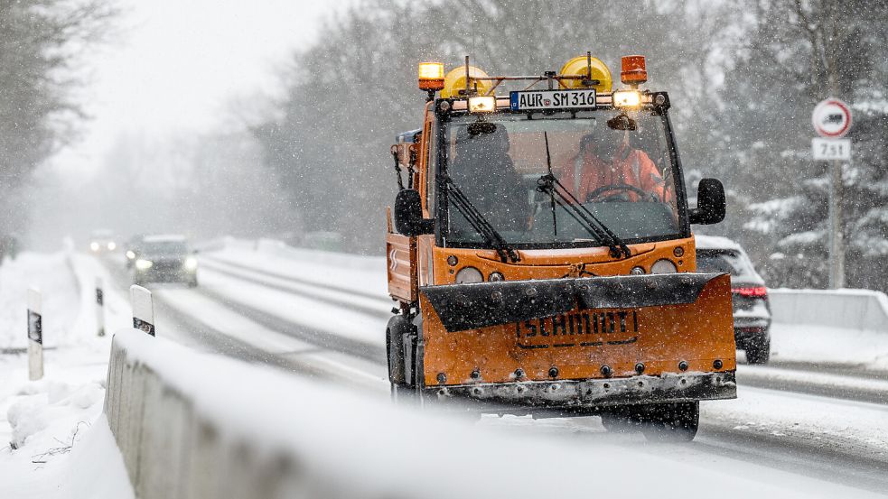 Wie Anfang Januar wird der Winterdienst auch am Montag, 15. Februar, wieder zu tun haben. Symbolfoto: Klaus Ortgies/Archiv