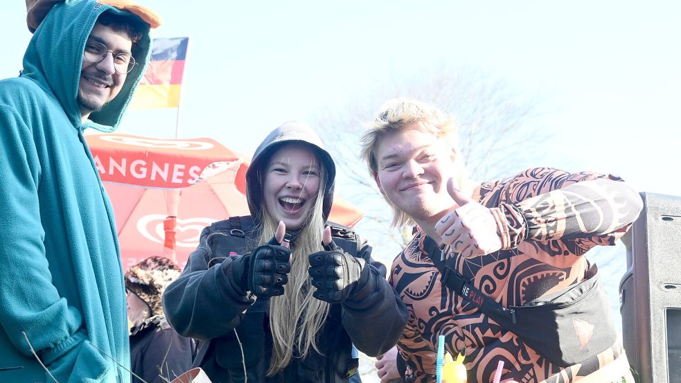 Die Stimmung auf den Umzugswagen war großartig. Foto: Holger Weers