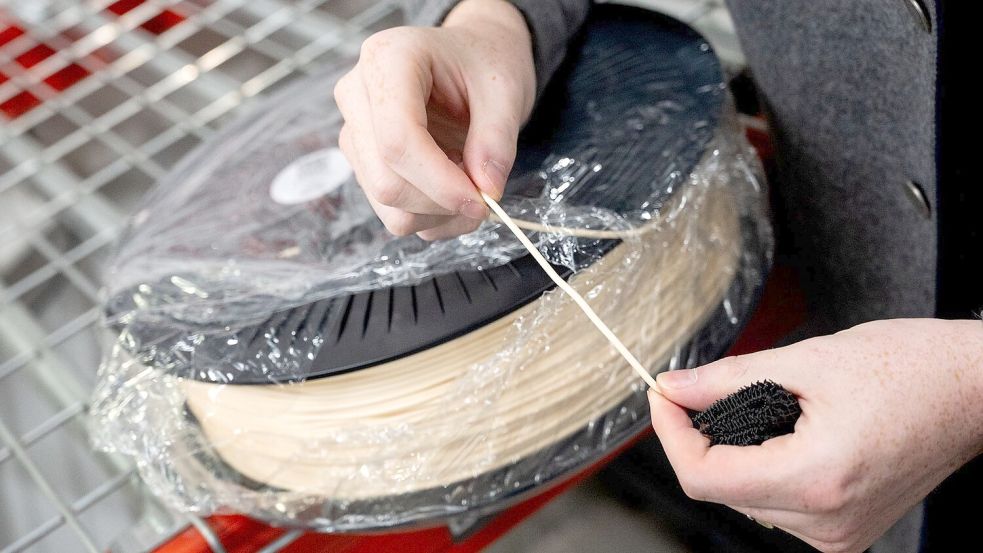 Aus diesem Kunststoff entstehen in den 3D-Druckern innerhalb von 12 bis 24 Stunden die Schuhe. Foto: Daniel Bockwoldt