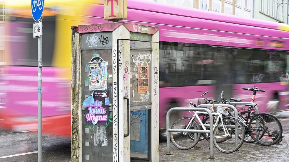 Für Tübingens Oberbürgermeister Boris Palmer ist das „Unrat“: ein altes, kaputtes und beschmiertes Telefonhäuschen in der Tübinger Altstadt. Foto: Katharina Kausche