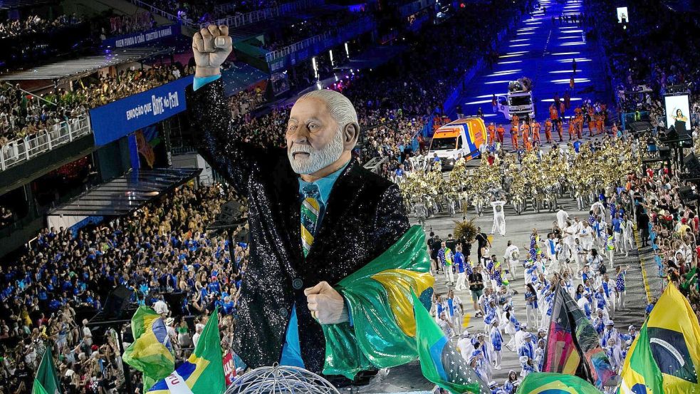 Die Sambaschule „Acadêmicos de Niterói“ würdigte Präsident Lula mit ihrem Auftritt. Foto: Bruna Prado/AP/dpa