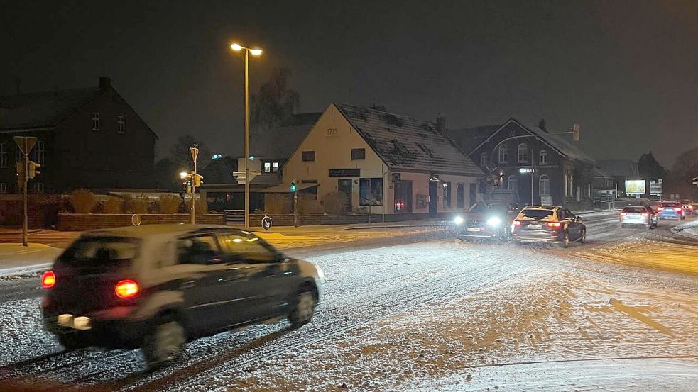 In Leer fließt der Verkehr an der Kreuzung „Am Kaak“ am frühen Morgen. Foto: Sebastian Bete
