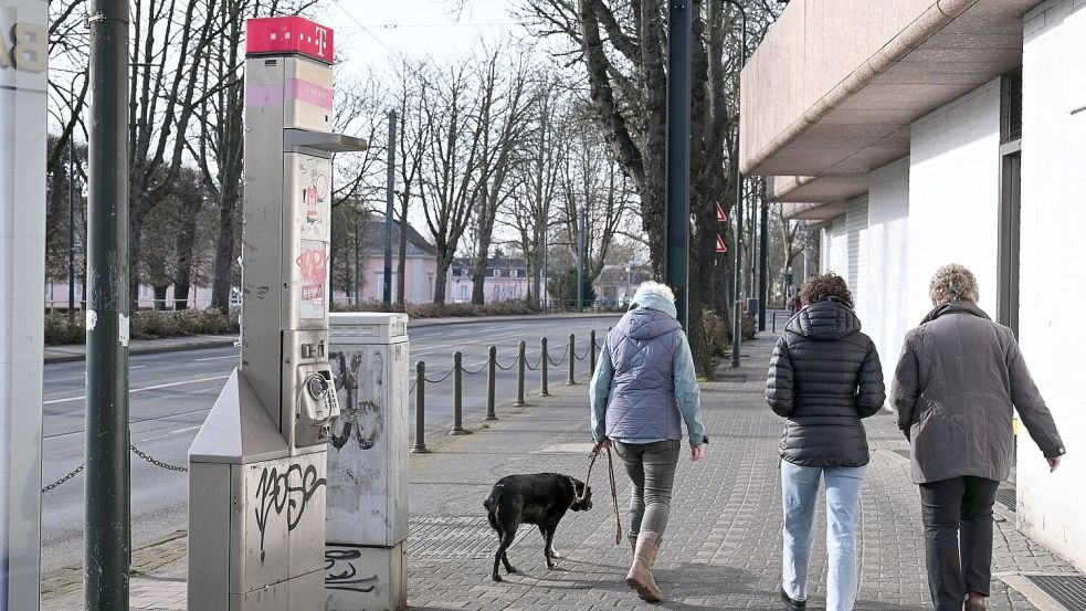 Eine schrottreife Telefonstele beim Schloss Benrath. Foto: Wolf von Dewitz/dpa