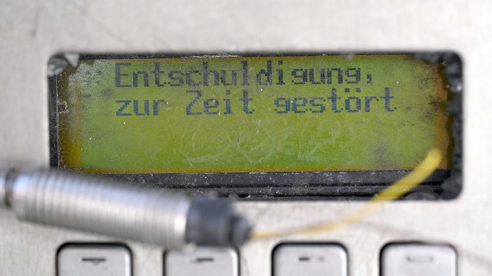 Der Störungshinweis im Display eines kaputten öffentlichen Telefons liest sich so, als würde die Störung irgendwann mal behoben - das wird aber nicht mehr passieren. Foto: Wolf von Dewitz/dpa