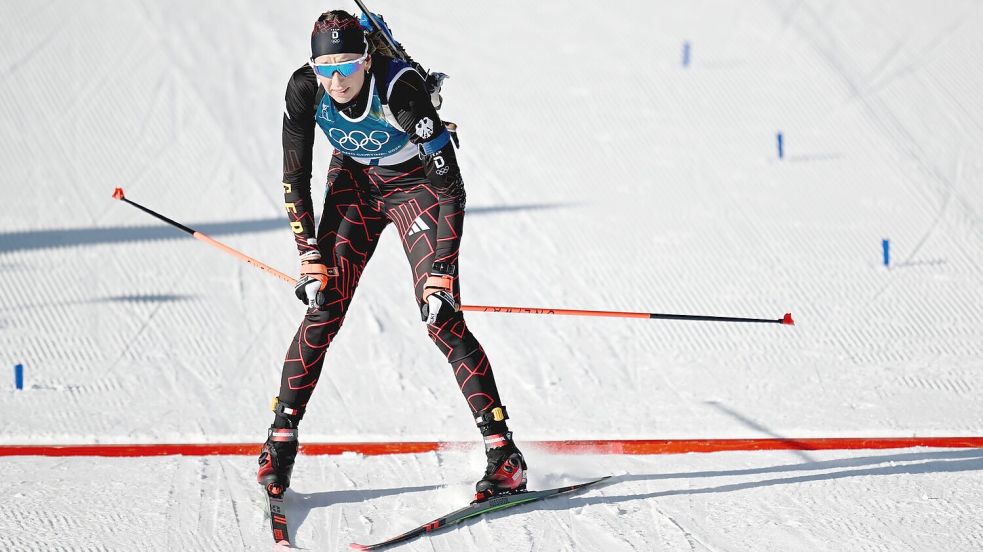 Wieder keine Medaille: Franziska Preuß läuft in der Verfolgung ins Ziel. Foto: Hendrik Schmidt