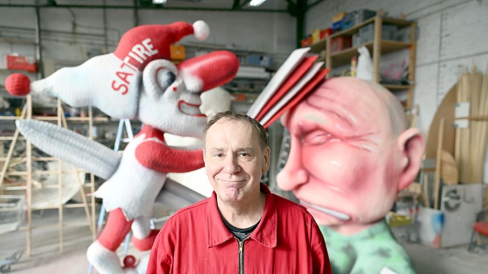 Jacques Tilly, Wagenbauer, steht vor seinem Putin-Motiv für den Rosenmontagszug. Foto: Federico Gambarini