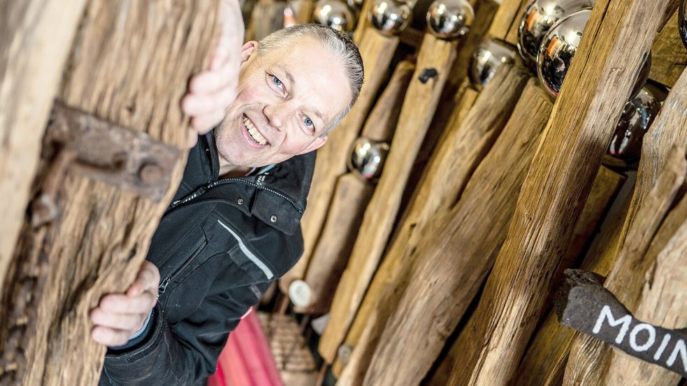 Thomas Ocken liebt es, mit Holz zu arbeiten. Da er nicht Tischler geworden ist, hat er sich ein passendes Hobby gesucht: Er macht aus alten Richelpfählen Kunst. Foto: Klaus Ortgies