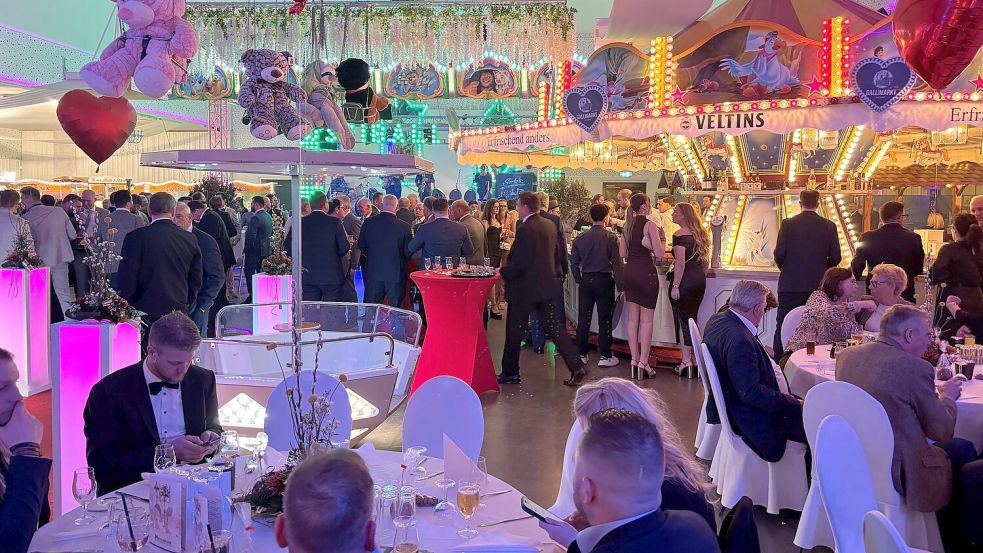 Wie eine große Kirmes: Der „Ossiball“ der ostfriesischen Schausteller im „Metadrom“ glich mit einem Kettenkarussell als Bar und der bunten Dekoration einem Volksfest. Foto: Udo Hippen