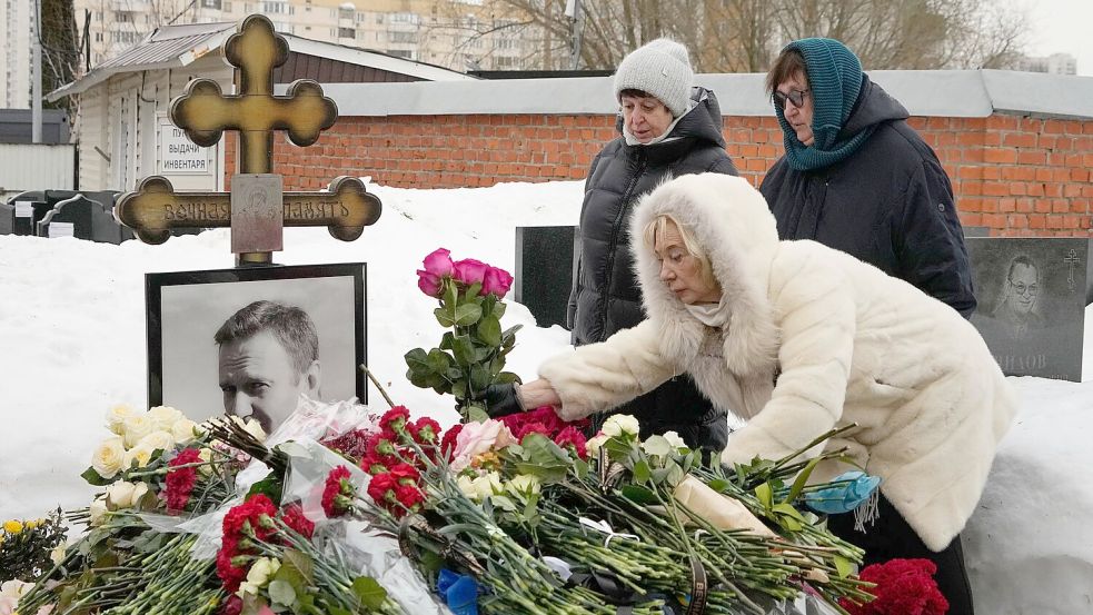 Am Borissowskoje-Friedhof in Moskau, wo Alexej Nawalnys Grab ist, können Menschen Blumen niederlegen. Der Kreml weist Vorwürfe westlicher Politiker zurück, dass Nawalny vergiftet worden sei. Foto: Alexander Zemlianichenko/AP/dpa