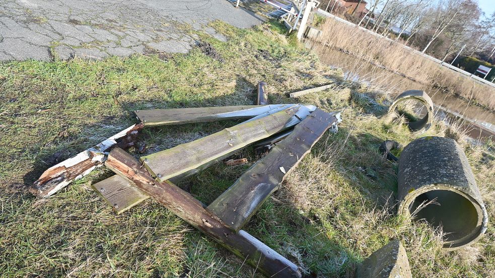 Die Brücke über das Alte Greetsieler Sieltief galt schon lange als marode. Vor über fünf Jahren ließ ein Gutachter sie schließlich mit sofortiger Wirkung sperren.