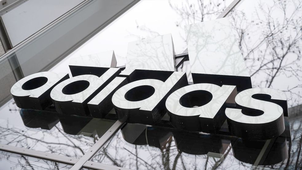 Heute ist Textilhersteller Adidas ein Weltgigant, doch die Anfänge des Unternehmens waren bescheiden. In der GEschichte liegt auch die Herkunft des Namens. Foto: Christophe Gateau/dpa
