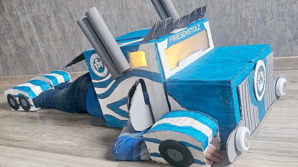 Wenn Arne Brunken sich mit seinem Outfit in den gebastelten TSV-Riepe-Truck legte, wurde der Zehnjährige zum Transformers-Kostüm. Foto: Privat