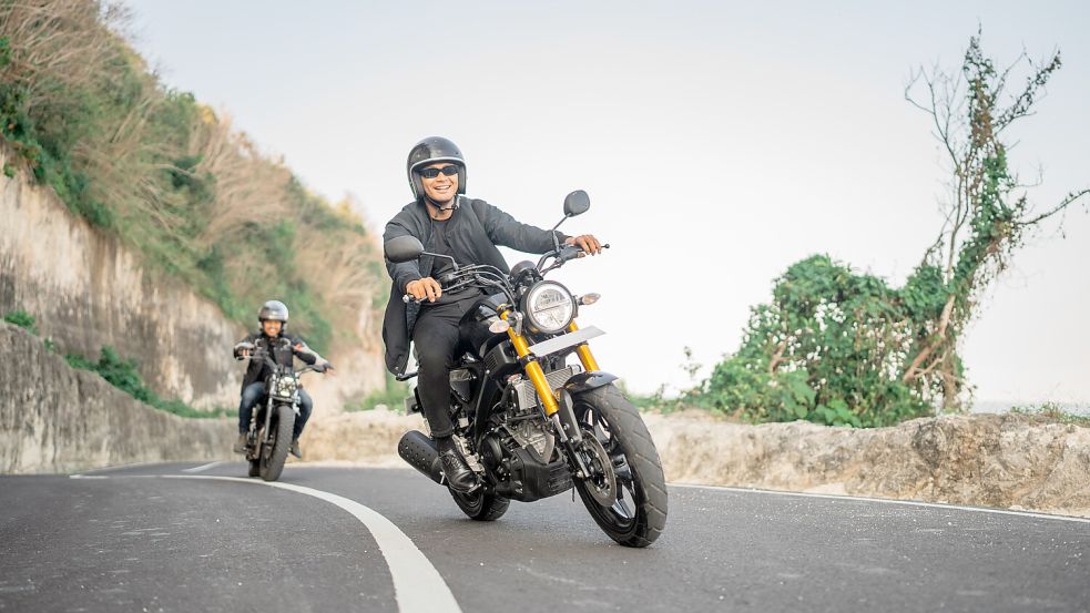 Motorradfahren macht Spaß - besonders, wenn man weiß, dass man im Falle eines „Falles“ abgesichert ist. Fotos: Privat/Adobe Stock
