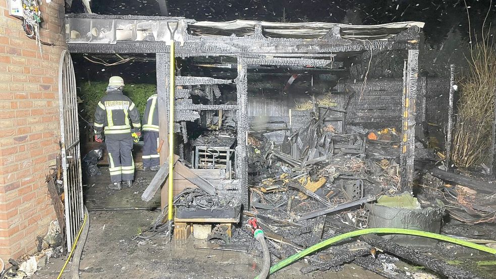 Der Carport mit angrenzendem Schuppen wurde durch das Feuer zerstört. Fotos: Feuerwehr Ostrhauderfehn/Lars Ammermann