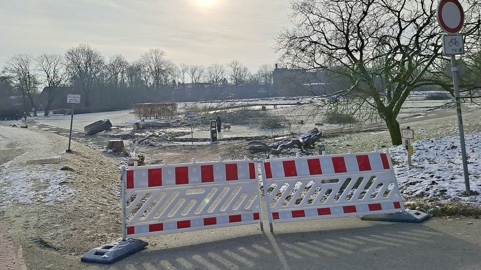 Die Zuwegung zum Schwanenteich-Gelände ist gesperrt. Seit Donnerstag, 12. Februar 2026, wurden hier Bäume gefällt. Das Foto ist Sonntag entstanden. Fotos: Mona Hanssen