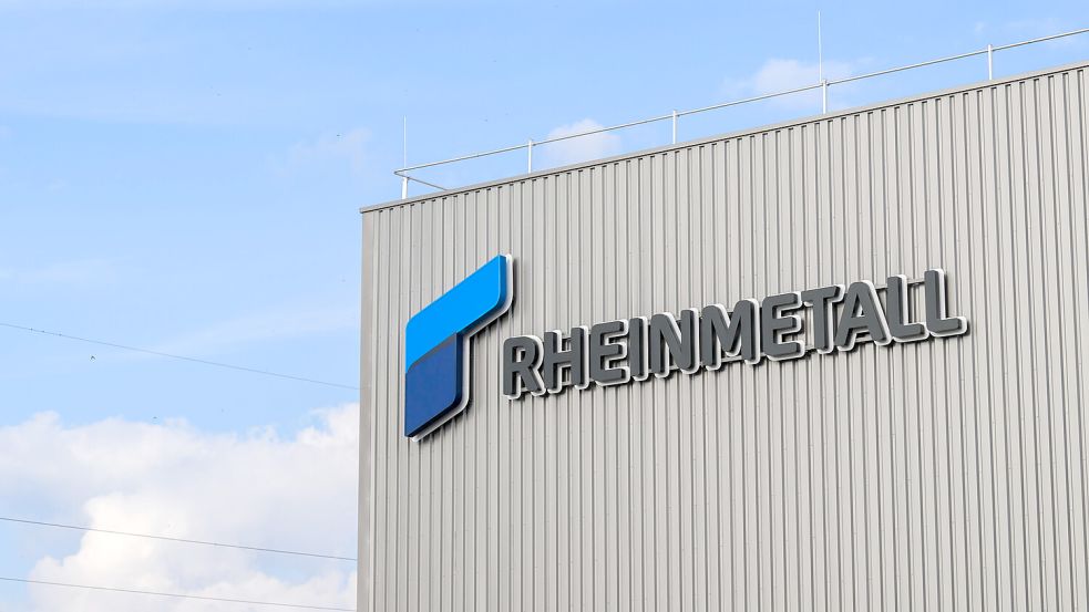 Ein Logo hängt am neuen Artilleriewerk von Rheinmetall in Unterlüß. Der Rüstungskonzern will sich von seiner Automotive-Sparte trennen. Das betrifft auch KS Gleitlager in Papenburg. Foto: Julian Stratenschulte/dpa