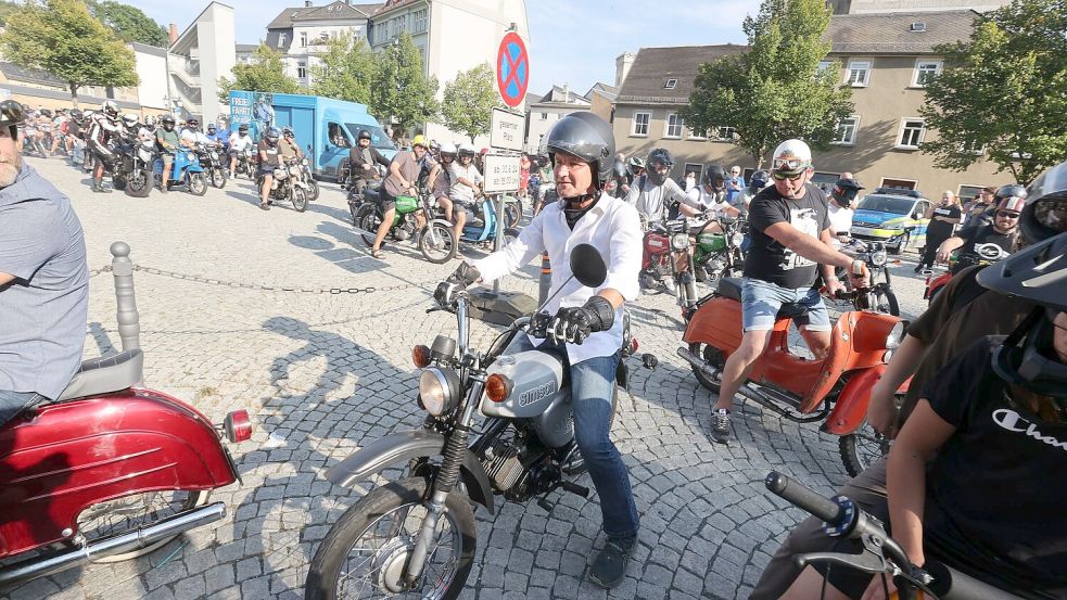 AfD-Chef Björn Höcke schwärmt von der Simson und nutzte sie im Wahlkampf 2024. (Archivbild) Foto: Bodo Schackow