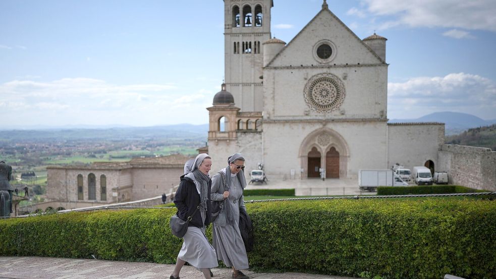 Der Heilige Franz von Assisi ruht in der Basilika San Francesco. (Archivbild) Foto: Alessandra Tarantino/AP/dpa