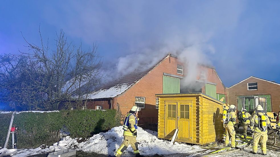 In der Gemeinde Uplengen kam es am Dienstagmorgen zu einem Brand in einem landwirtschaftlichen Gebäude. Foto: Feuerwehr