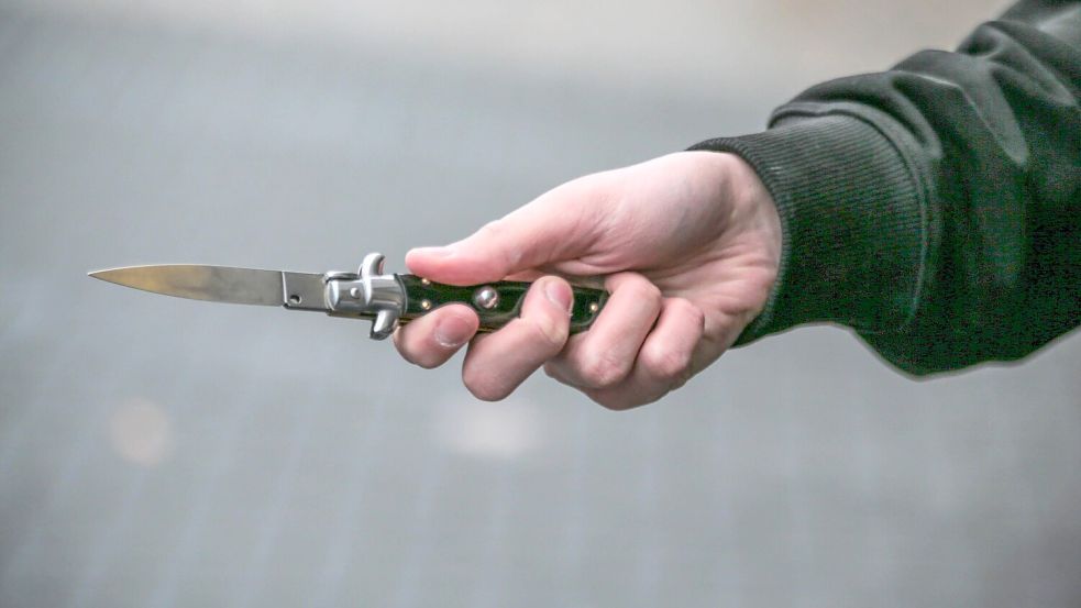 Mit einem Springmesser hat ein Mann aus Osnabrück seinen Nachbarn verletzt. Vor dem Amtsgericht wurde er wegen unerlaubten Waffenbesitzes verurteilt. Dagegen ging er in Berufung. Foto: IMAGO/rolf kremming