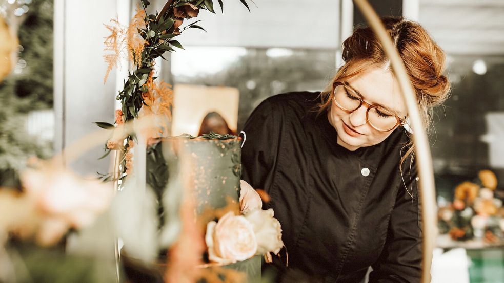 Leonie Paffen verrät, was man zu Hochzeitstorten wissen muss. Foto: Patricia Bakker