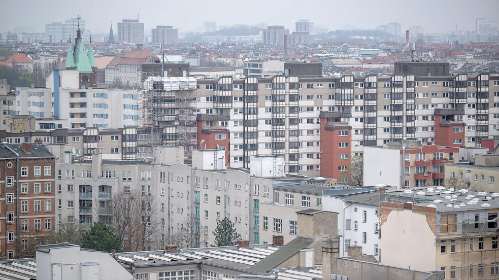 Wohnen in begehrten Gegenden kann ins Geld gehen. Zumindest heftige Preissprünge soll die Mietpreisbremse verhindern. (Archivbild) Foto: Monika Skolimowska