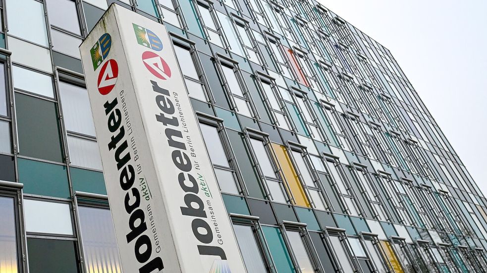 Für Geflüchtete aus der Ukraine, die nach dem 1. April 2025 eingereist sind, soll es künftig statt Grundsicherung zunächst die geringeren Leistungen geben, die auch Asylbewerber erhalten. (Symbolbild) Foto: Jens Kalaene