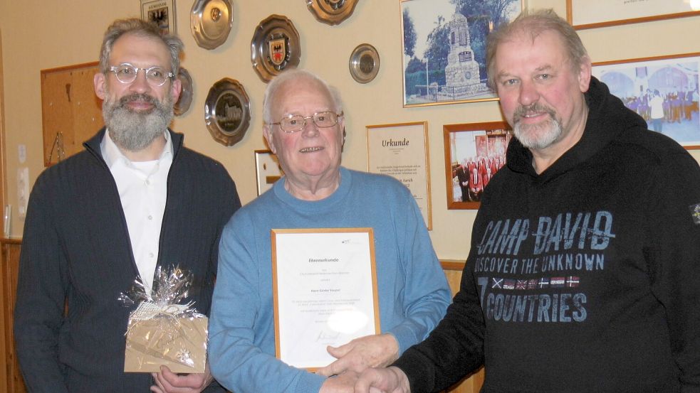 Frank Hagemann (links) und Johann Rademacher gratulieren Günter Vaupel (Mitte). Foto: privat