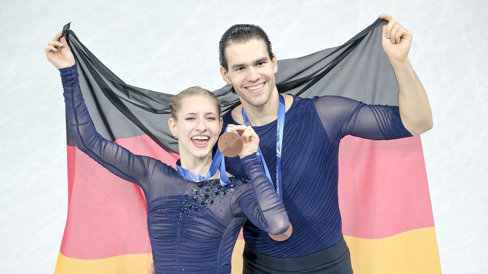 Minerva Hase (l) und Nikita Volodin (r) holten ihre erste olympische Medaille. Foto: Peter Kneffel