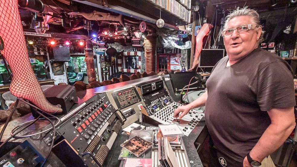 Sven Rogall im Februar 2022 an seinem DJ-Arbeitsplatz in Metas Musikschuppen in Norddeich. Foto: Klaus Ortgies